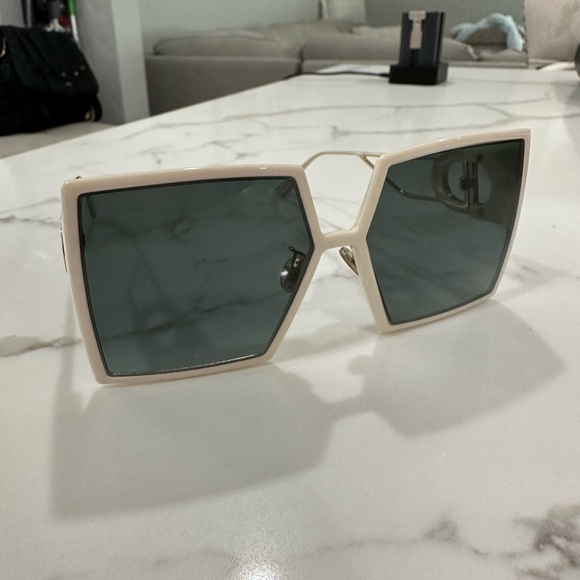 Dior 30Montaigne Sunglasses - Picture 4 of 8
